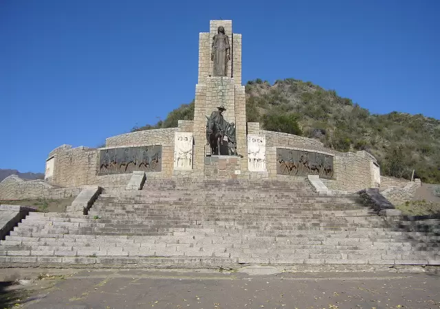 ADN sanmartiniano: Aunque el �rbol original muri� en 1948, este v�stago plantado en su lugar mantiene vivo el legado del refugio del General.