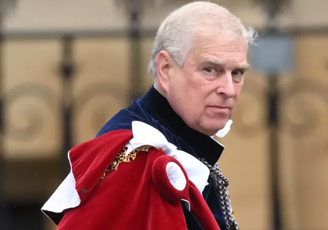 Giro hist�rico en el Reino Unido: El pr�ncipe Andr�s, detenido en su cumplea�os por el caso Epstein.
