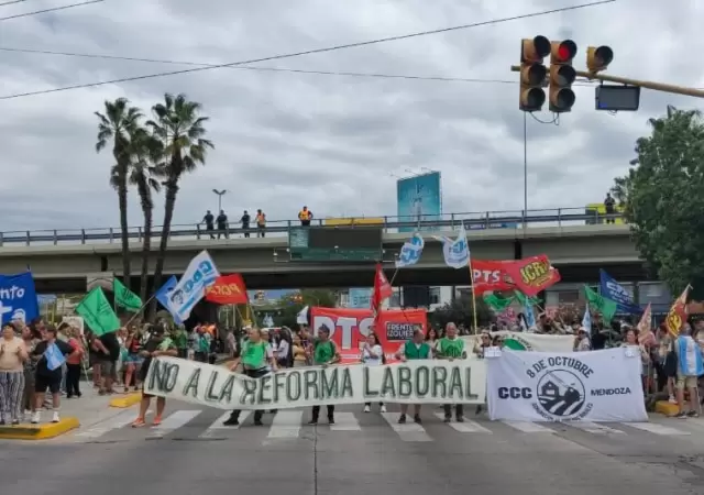Mendoza se suma al paro nacional con un corte en el nudo vial.