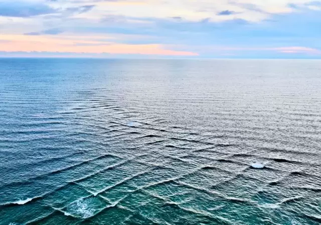 En la Isla de R�, el choque de dos sistemas de olas crea una cuadr�cula perfecta sobre el Atl�ntico, es un peligro para los nadadores.