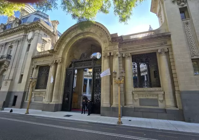 Pol�mico contrato en la Canciller�a