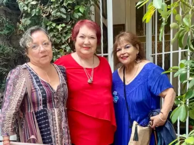 Liliana Elizondo a la derecha de azul en una foto sacada el �ltimo s�bado