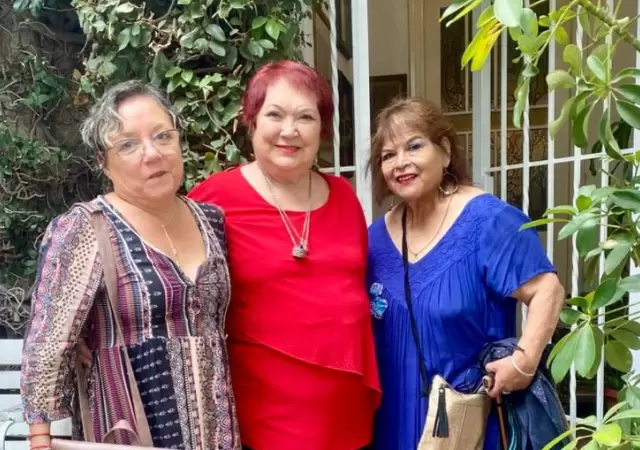 Liliana Elizondo a la derecha de azul en una foto sacada el �ltimo s�bado