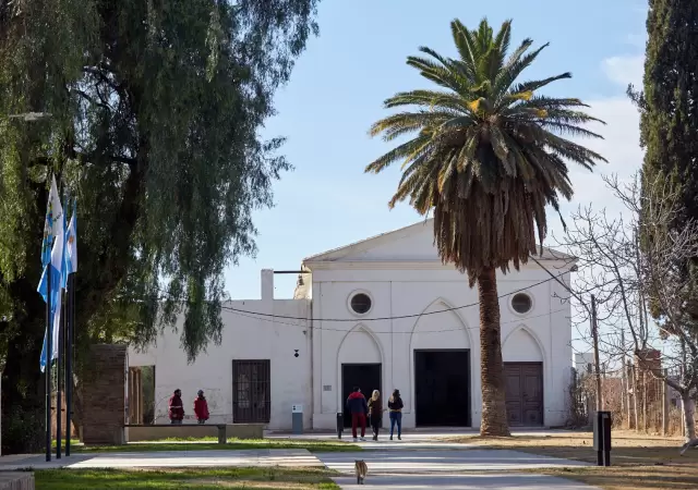 Lugar de Historia: En la Capilla se encuentran los restos de Pedro Pascual Segura, quien fuera cuatro veces gobernador de Mendoza.