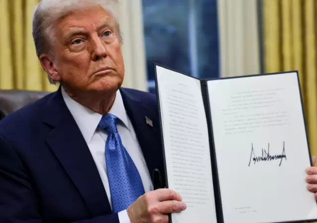 Donald Trump anunci� que el nuevo arancel del 15% entra en vigencia con "efecto inmediato" tras el fallo adverso de la Justicia.