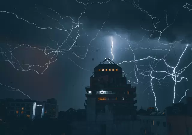 Rescate: Tres motociclistas que realizaban pr�cticas en el Dique Fr�as quedaron atrapados cuando una repentina crecida por la tormenta los alcanz�.