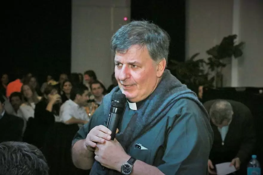 Rodríguez Alcobendas era conocido popularmente como el "padre Damián" y oficiaba en la parroquia de la Sagrada Familia de Nordelta.