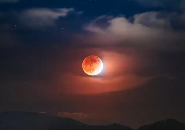 Eclipse lunar