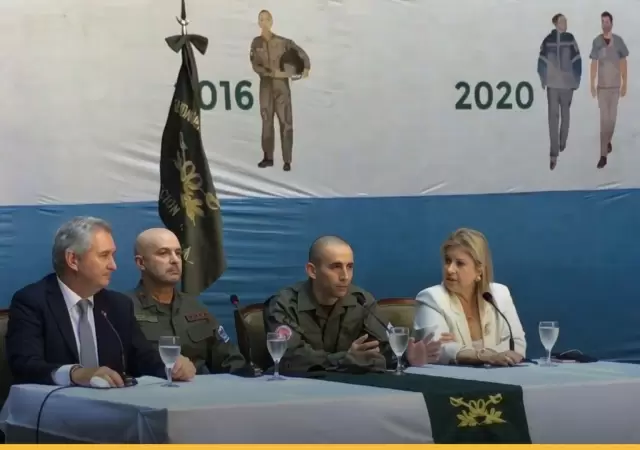 Denuncia y libertad. El gendarme argentino durante la conferencia de prensa en la que relat� las torturas psicol�gicas en El Rodeo 1.