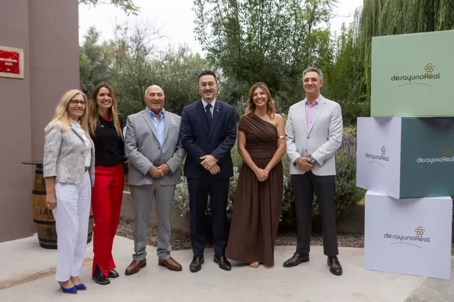 La familia Magnaghi junto al diputado Luis Petri, la presidenta de la UCR Mendoza Griselda Petri y Valeria R�moli, de Mendocinos por el Futuro