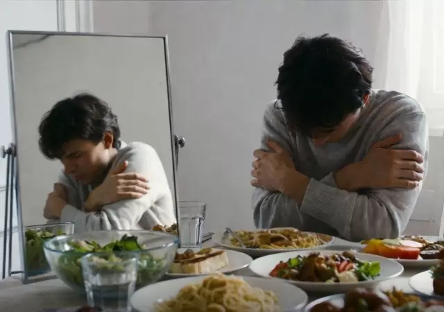 Aprender a escuchar al cuerpo ayuda a frenar los impulsos de comer por ansiedad.