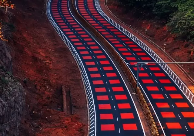 la-primera-ruta-roja-del-mundo-foto
