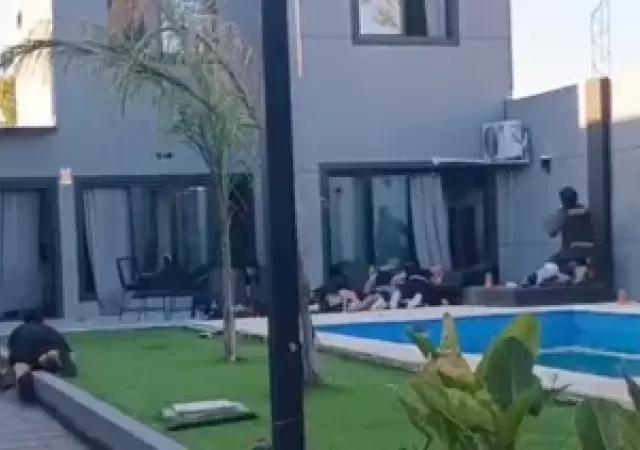 Un delincuente poste� una imagen armado en una "pool party" y revel� su escondite policial.