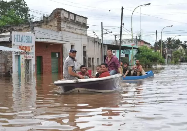 Tucum�n inundado: familias viven a la vera de la ruta