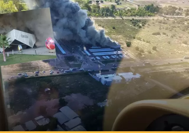 La densa columna de humo negro sobre el Casino de Mendoza en San Mart�n, donde varias dotaciones de bomberos trabajaron para sofocar el incendio.