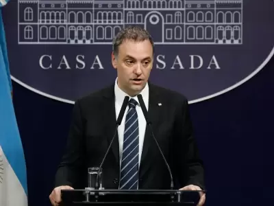 La Justicia eval�a la legalidad de los traslados de Manuel Adorni tras una denuncia.