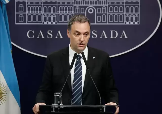 La Justicia eval�a la legalidad de los traslados de Manuel Adorni tras una denuncia.