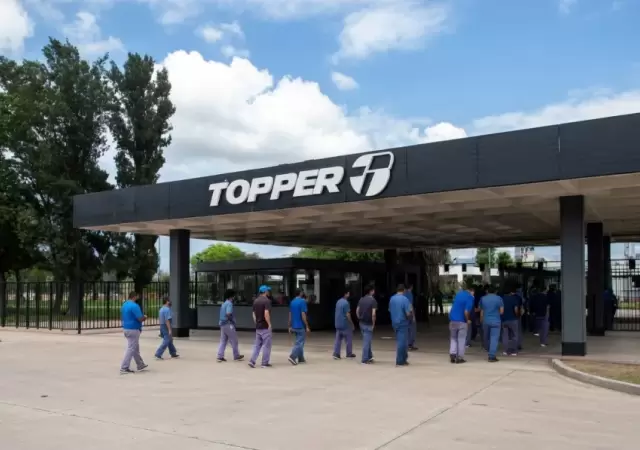 La emblem�tica marca de calzado reduce su producci�n y pone en duda su continuidad nacional.