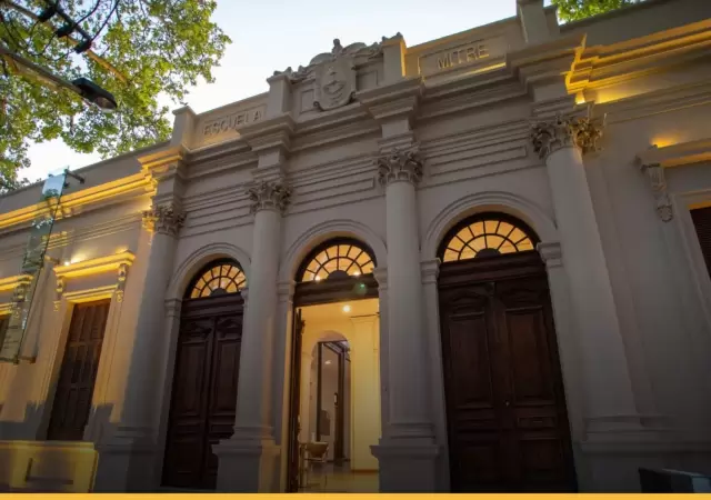 La fachada de la Escuela Mitre, un �cono de 1906 que resisti� el paso del tiempo y hoy es la �nica sobreviviente de su �poca en Mendoza.