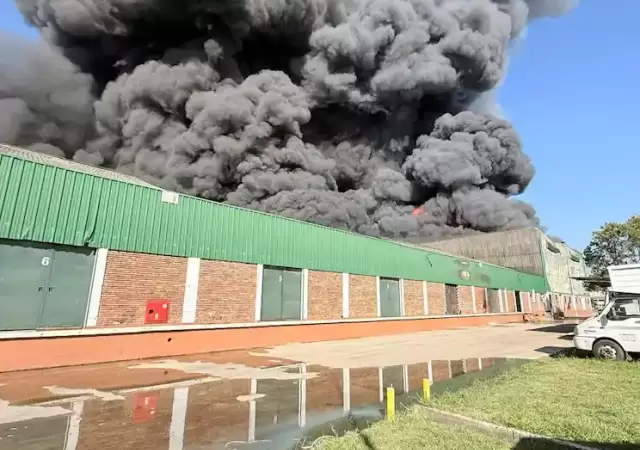 Arde una f�brica de pinturas en Moreno.