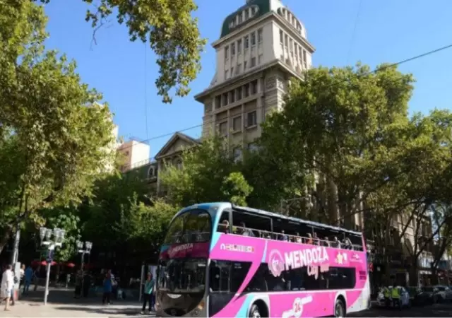 city-tour-por-la-ciudad-de-mendoza-en-bus-773x458