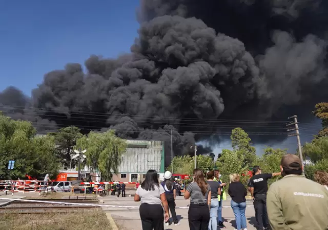 Bomberos combaten el incendio en Francisco �lvarez.