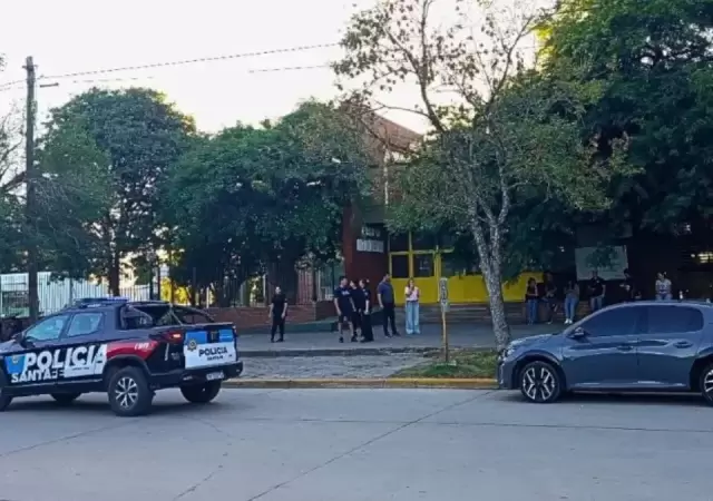 La Escuela Normal N� 40 Mariano Moreno, escenario de la tragedia que conmueve a toda la provincia de Santa Fe este lunes por la ma�ana.