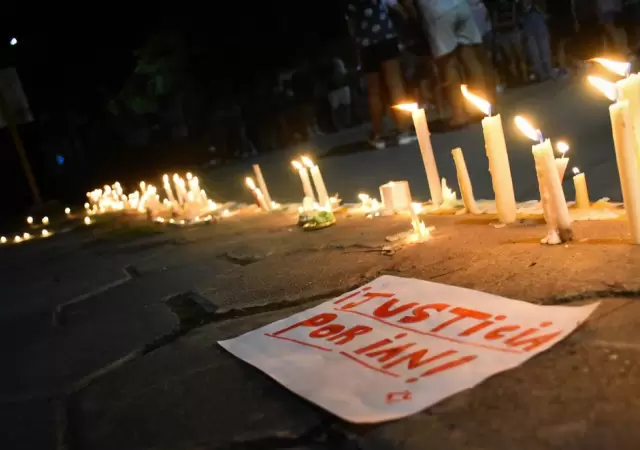 Prendida de velas anoche, frente a la escuela en San Crist�bal