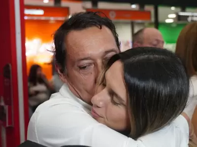 El padre de Agostina P�ez hizo gestos de mono y confes� ser narco tras el regreso de la abogada al pa�s