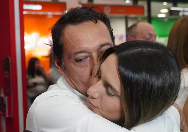 El padre de Agostina P�ez hizo gestos de mono y confes� ser narco tras el regreso de la abogada al pa�s