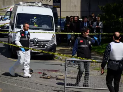 Efectivos custodian el per�metro del consulado israel� tras el enfrentamiento armado.