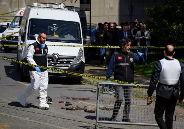 Efectivos custodian el per�metro del consulado israel� tras el enfrentamiento armado.