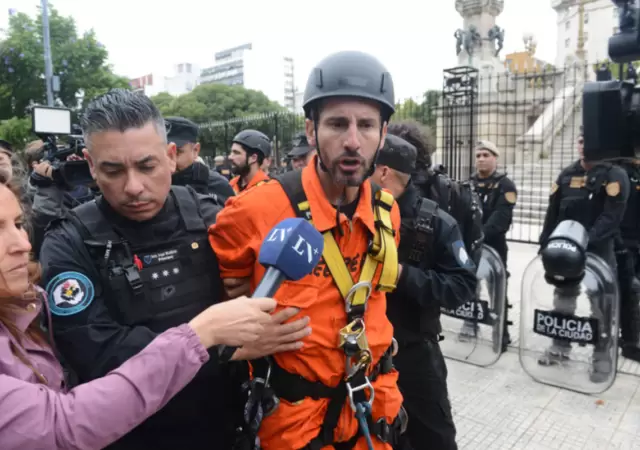 Detenci�n de activistas de Greenpeace frente al Congreso.