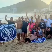 Locura total en R�o: los hinchas de Independiente Rivadavia coparon Copacabana antes del duelo hist�rico.