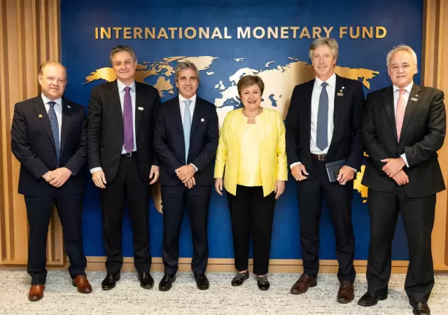 Luis Caputo y Kristalina Georgieva durante el encuentro en Washington que cerr� la gira oficial por EE.UU. El Gobierno busca acelerar la llegada de US