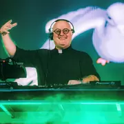 Quién es el "cura DJ" que llega a la Argentina para revolucionar el homenaje al Papa Francisco