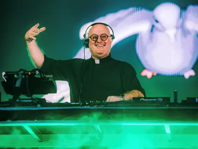 Qui�n es el "cura DJ" que llega a la Argentina para revolucionar el homenaje al Papa Francisco