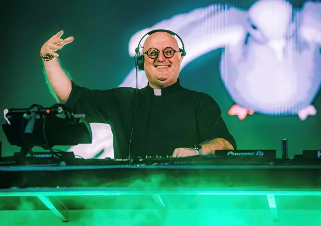 Qui�n es el "cura DJ" que llega a la Argentina para revolucionar el homenaje al Papa Francisco