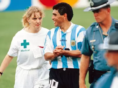 Una imagen que nunca m�s se repiti�: una enfermera entra al campo para buscar a Maradona