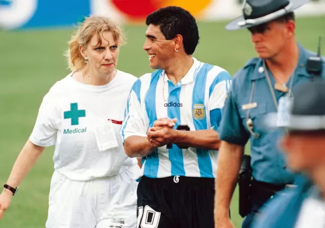 Una imagen que nunca m�s se repiti�: una enfermera entra al campo para buscar a Maradona