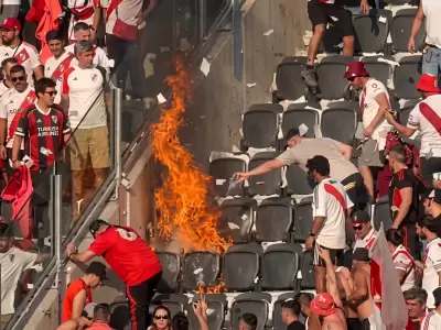 tribuna y papelitos