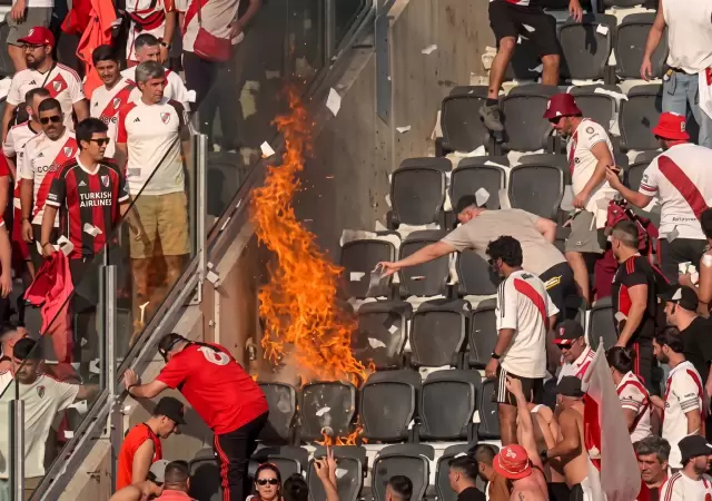 tribuna y papelitos
