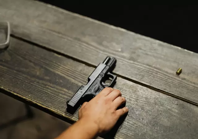 Federico Calabr� explica los requisitos legales para poseer y transportar armas de fuego en Argentina.
