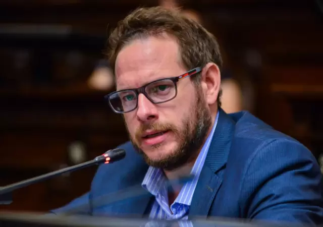 El diputado cuestion� la expulsi�n de sectores internos tras la divisi�n de bloques en Mendoza.