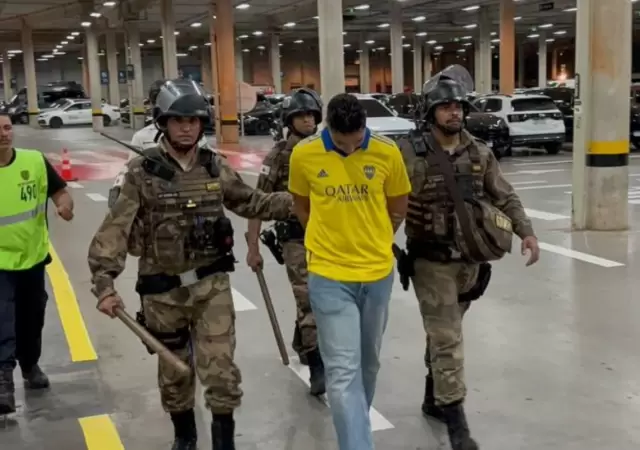 Un hincha xeneize fue arrestado en el Mineir�o tras realizar gestos discriminatorios frente a la polic�a.