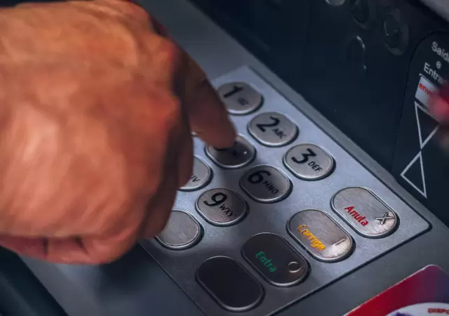 Pedir el ticket impreso parece un h�bito inofensivo, pero puede ser la llave para que los delincuentes vac�en tu cuenta.