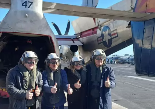 Una flota de destructores, cazas F-18 y los nuevos P-3 Ori�n argentinos escoltan al coloso estadounidense frente a Mar del Plata.