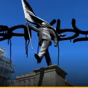Banksy instala una escultura frente al Palacio de Buckingham