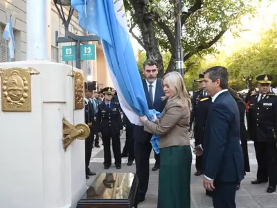 El primer acto fue el izamiento de la Bandera Nacional a cargo de la vicegobernadora Hebe Casado.