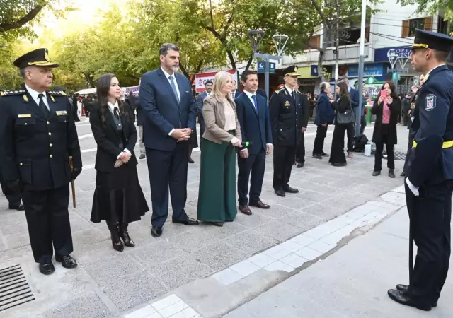El primer acto fue el izamiento de la Bandera Nacional a cargo de la vicegobernadora Hebe Casado.
